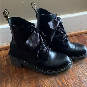 Dr. Martens Clemency black